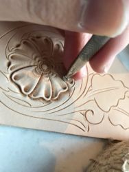 フラワーカービング壁掛時計製作風景1